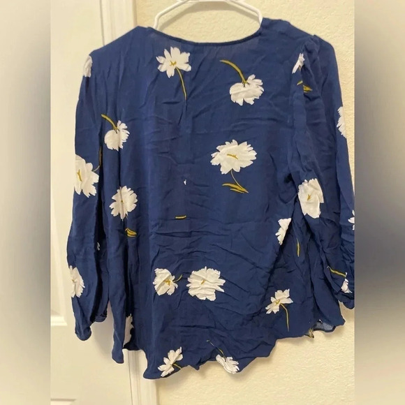 A.N.A women’s blue and white V-neck Flower blouse size M - Picture 3 of 3